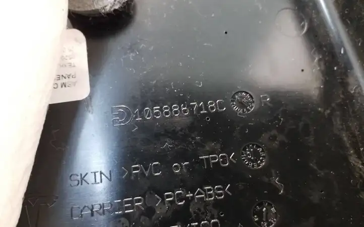 Tesla Model X (2015 - 2021) 105800401F Обшивка задней двери — фото 8