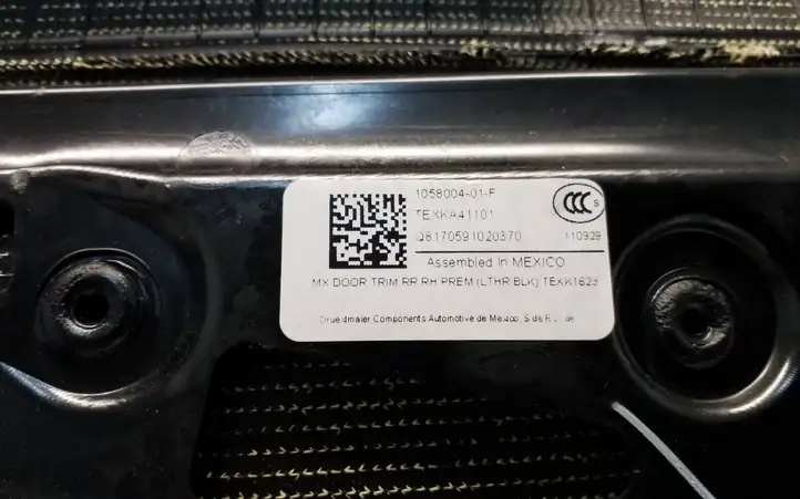 Tesla Model X (2015 - 2021) 105800401F Обшивка задней двери — фото 9