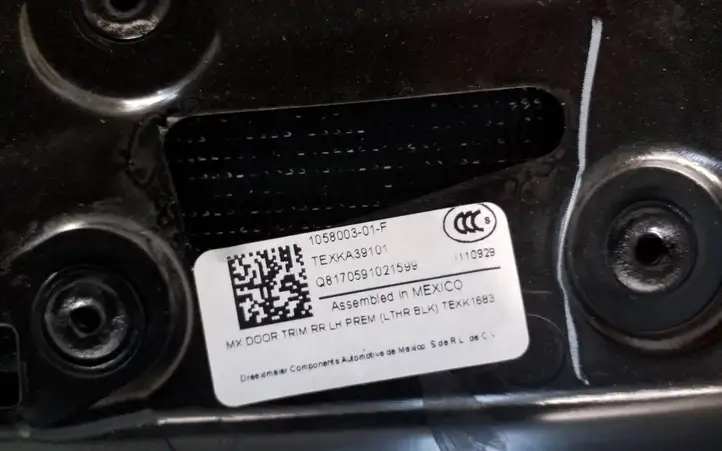 Tesla Model X (2015 - 2021) 105886717C Обшивка задней двери — фото 2
