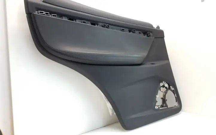 Tesla Model X (2015 - 2021) 105886717C Обшивка задней двери — фото 3