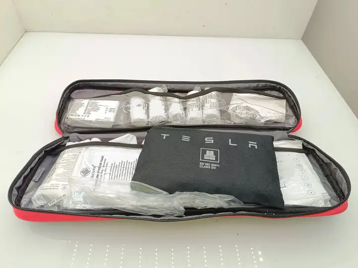 Tesla Model Y (2019 - 2024) Автомобильная аптечка — фото 2