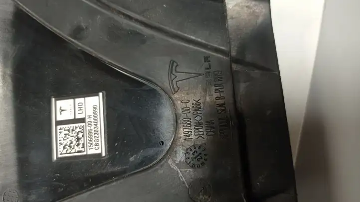 Tesla Model Y (2019 - 2024) 150688600H Наружная накладка стойки B — фото 3