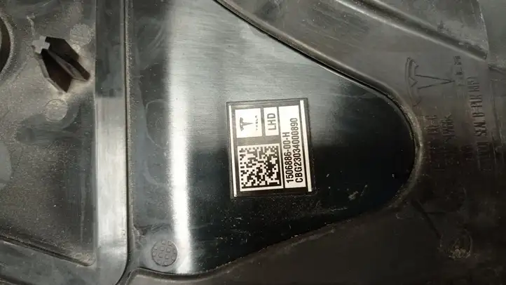 Tesla Model Y (2019 - 2024) 150688600H Наружная накладка стойки B — фото 4