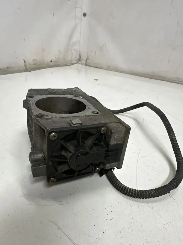 Volvo V70 (2000 - 2004) 8644344 Дроссельная заслонка — фото 5