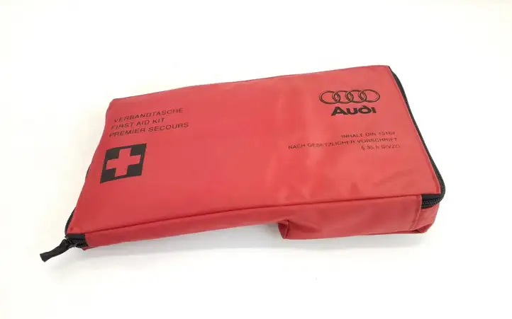 Audi A6 S6 C6 4F (2004 - 2008) 8E0860281 Автомобильная аптечка — фото 1