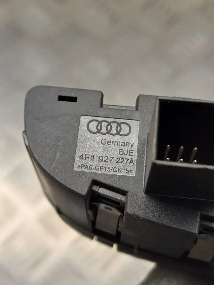 Audi A6 S6 C6 4F (2004 - 2008) 4F1927227A Кнопка бардачка — фото 3
