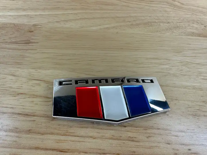 Chevrolet Camaro (2015 - 2018) 84233235 Эмблема модели на переднюю дверь — фото 1