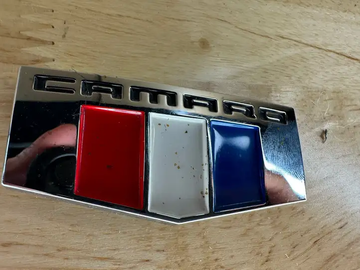 Chevrolet Camaro (2015 - 2018) 84233235 Эмблема модели на переднюю дверь — фото 1