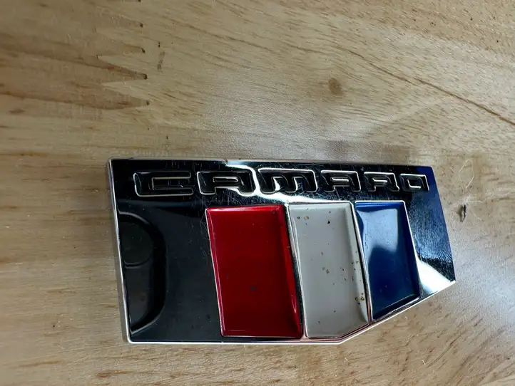 Chevrolet Camaro (2015 - 2018) 84233235 Эмблема модели на переднюю дверь — фото 2