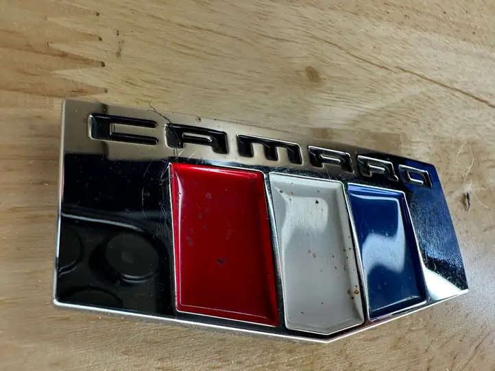 Chevrolet Camaro (2015 - 2018) 84233235 Эмблема модели на переднюю дверь — фото 6