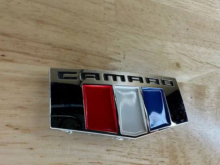 Chevrolet Camaro (2015 - 2018) 84233235 Эмблема модели на переднюю дверь — фото 1