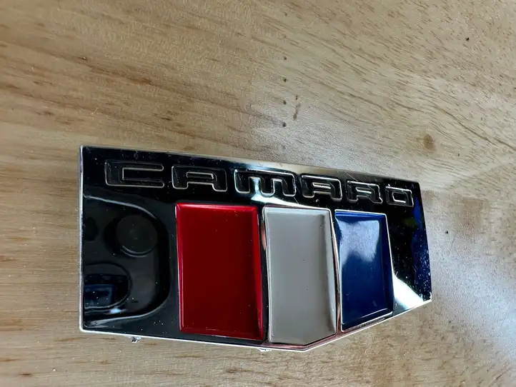 Chevrolet Camaro (2015 - 2018) 84233235 Эмблема модели на переднюю дверь — фото 3