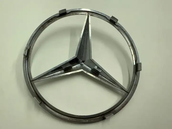 Mercedes-Benz C W205 (2014 - 2021) A0008173200 Эмблема производителя — фото 2
