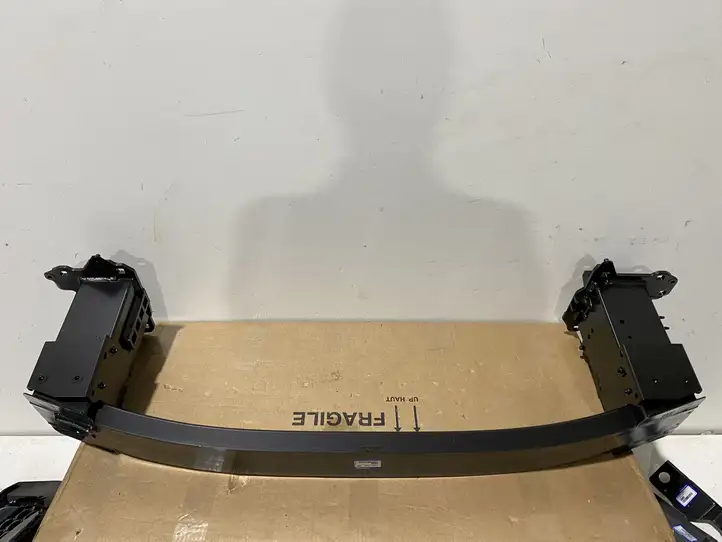 Volvo XC40 (2017 - ) 32377486 Усилитель переднего бампера — фото 1