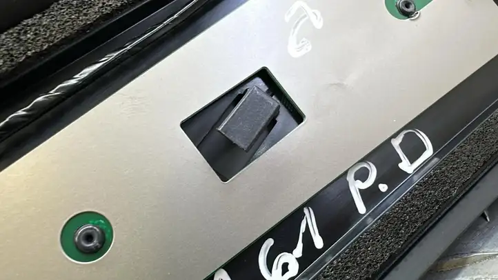 Tesla Model 3 (2017 - 2023) 110925600B Верхняя обшивка стойки B — фото 11