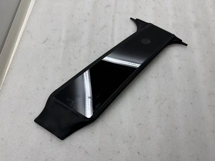 Tesla Model Y (2019 - 2024) 151625500E Наружная накладка стойки B — фото 1