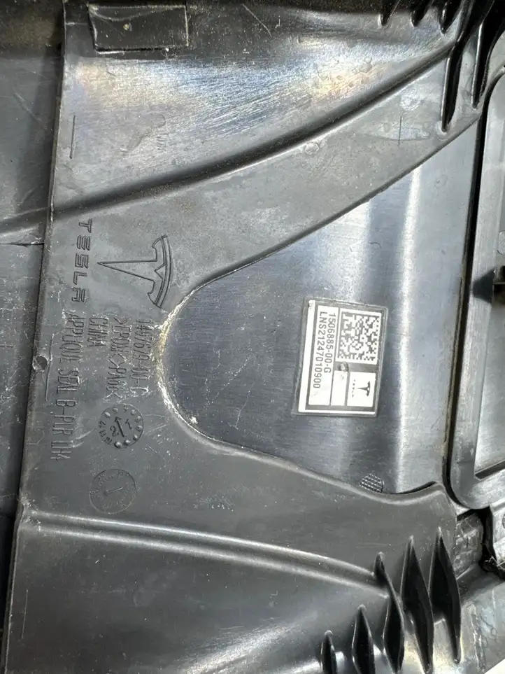 Tesla Model Y (2019 - 2024) 151625500E Наружная накладка стойки B — фото 2