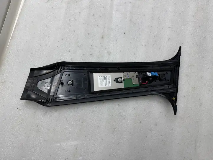 Tesla Model Y (2019 - 2024) 151625500E Наружная накладка стойки B — фото 10