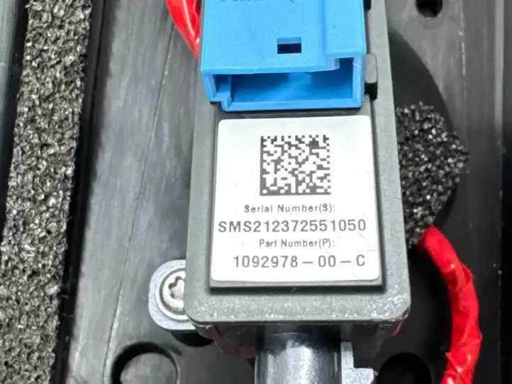Tesla Model Y (2019 - 2024) 151625500E Наружная накладка стойки B — фото 14