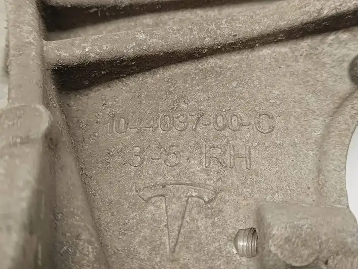 Tesla Model 3 (2017 - 2023) 104403700C Верхняя опора пружины — фото 5