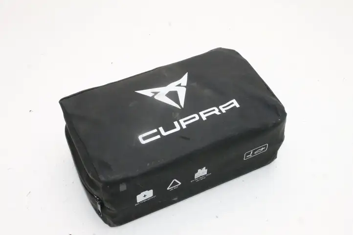 Cupra Born (2021 - ) Автомобильная аптечка — фото 1