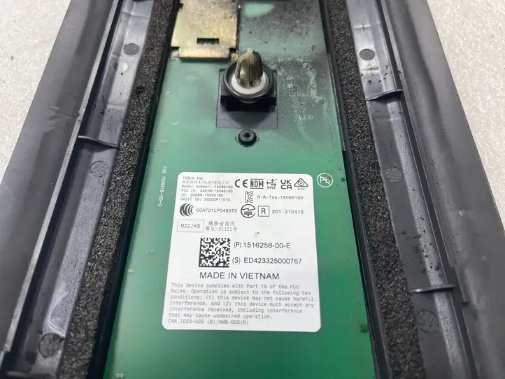 Tesla Model Y (2019 - 2024) 151625800E Наружная накладка стойки B — фото 4