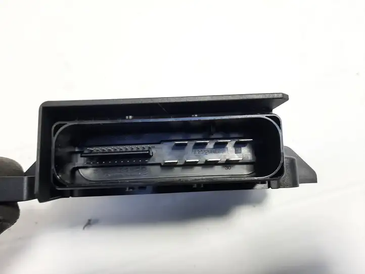 Volkswagen Tiguan (2007 - 2011) 5N0907801E Блок управления стояночным тормозом (EPB) — фото 3
