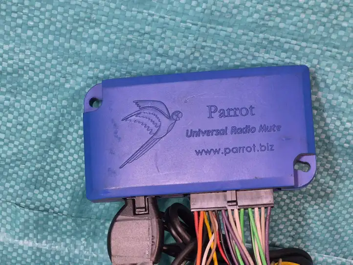 Volkswagen Caddy (2004 - 2010) Parrot Комплект громкой связи (Hands Free) — фото 3