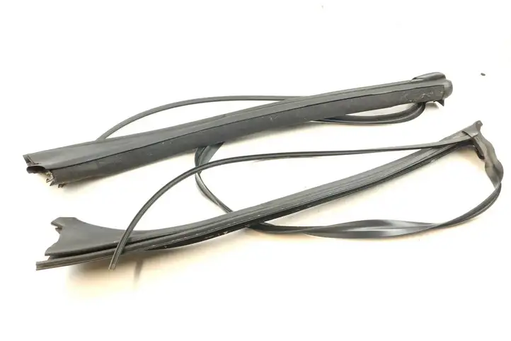 BMW 6 E63 E64 (2002 - 2010) 7175474 Уплотнитель стекла передней двери — фото 1