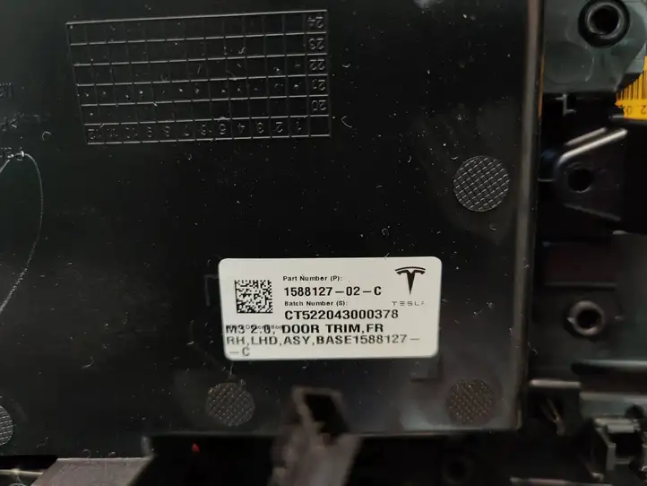 Tesla Model 3 (2017 - 2023) 159386300A Обшивка передней двери — фото 3