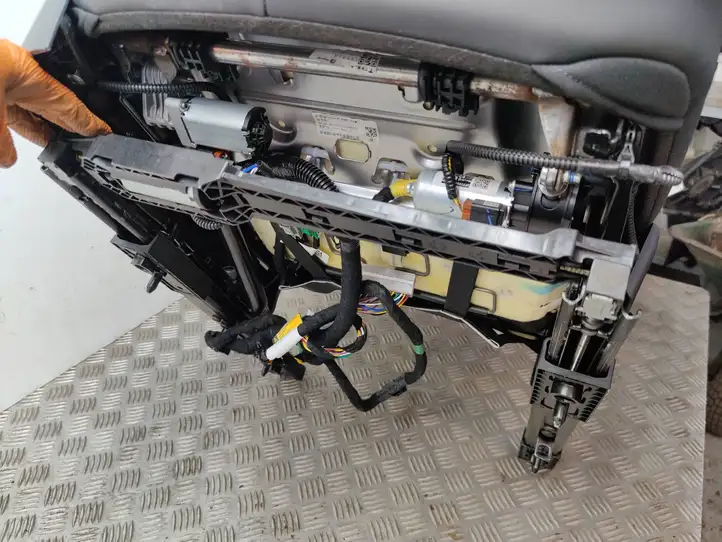 Tesla Model 3 (2017 - 2023) Переднее сиденье пассажира — фото 4