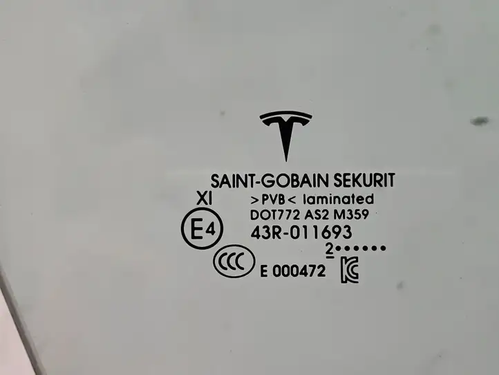 Tesla Model 3 (2017 - 2023) 156856901B Стекло передней двери — фото 3