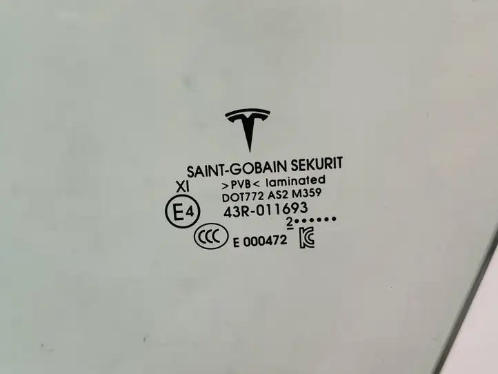 Tesla Model 3 (2017 - 2023) 156857001B Стекло передней двери — фото 3