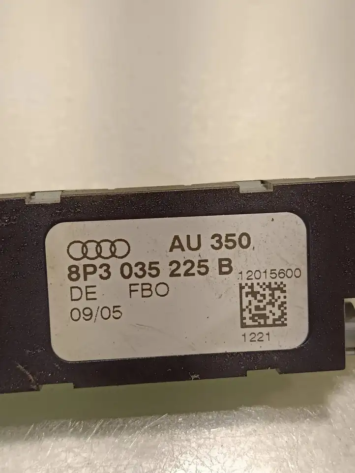 Audi A3/S3 8P (2004 - 2008) 8P3035225B Усилитель антенны — фото 3