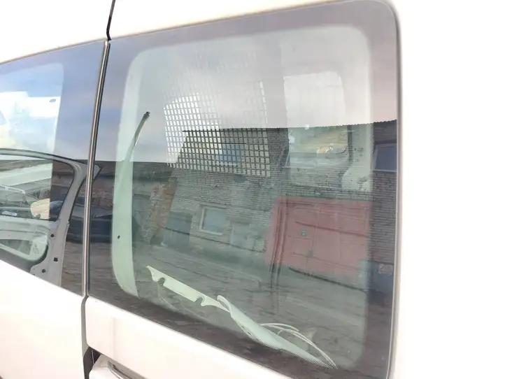 Volkswagen Caddy (2010 - 2015) 43R001583 Заднее боковое стекло — фото 1
