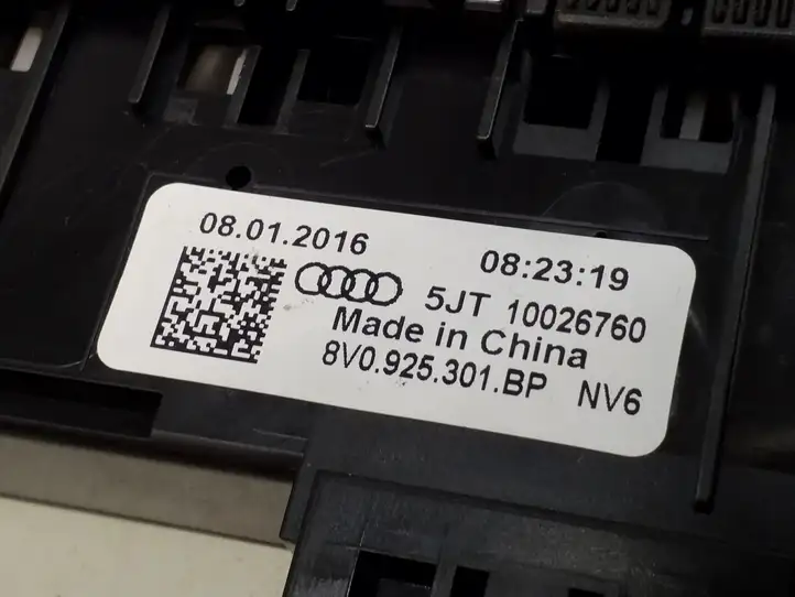 Audi A3/S3 8V (2012 - 2016) 8V0925301BP Включатель аварийных фонарей — фото 4