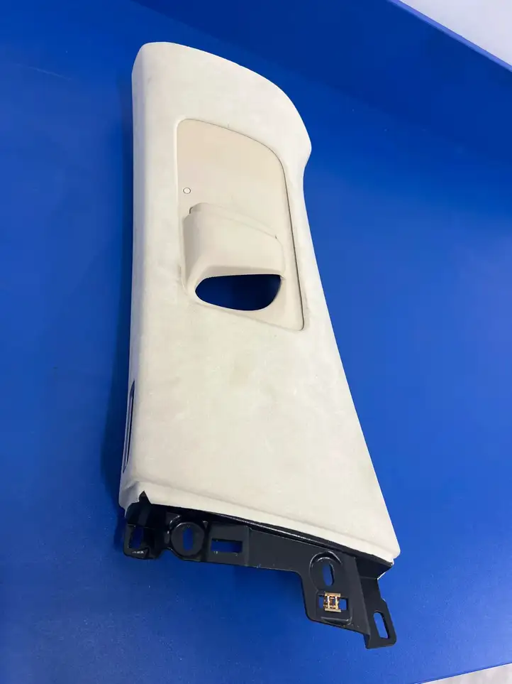 Tesla Model X (2015 - 2021) 105030000B Нижняя обшивка стойки B — фото 1