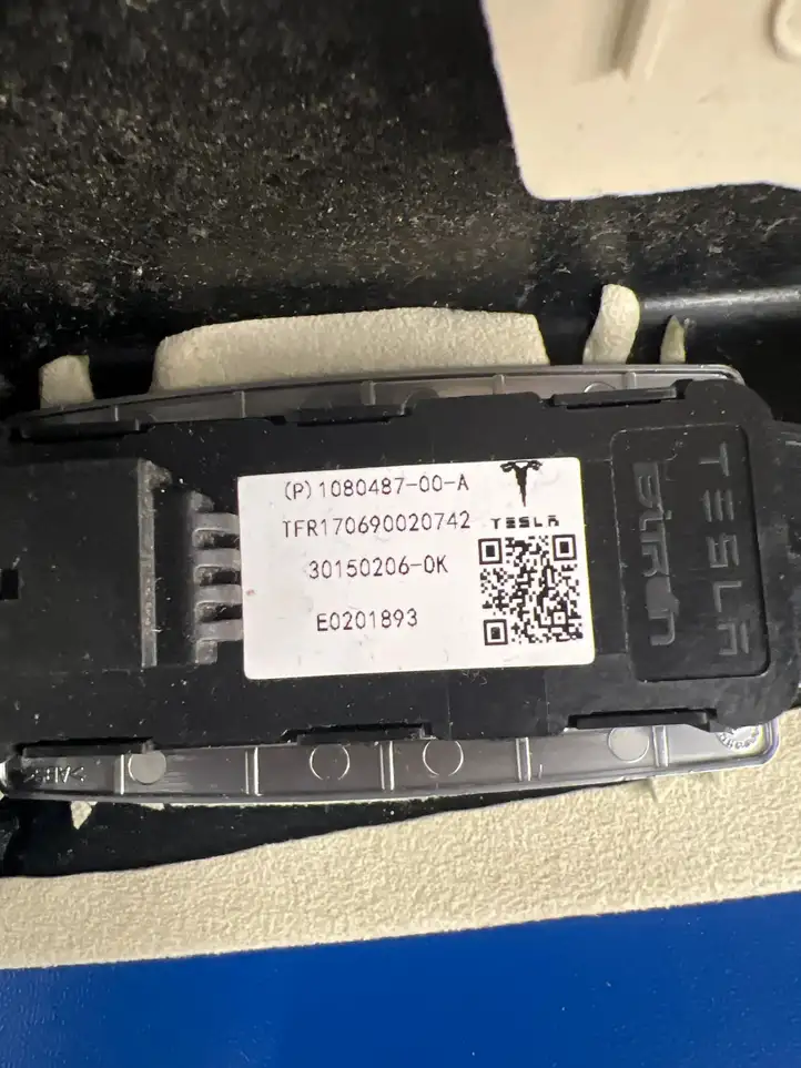 Tesla Model X (2015 - 2021) 105030000B Нижняя обшивка стойки B — фото 3