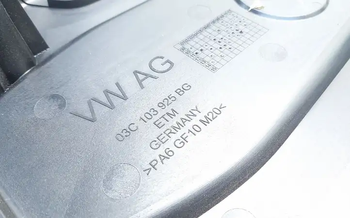Audi A1 (2010 - 2014) 03C103925BG Крышка двигателя декоративная — фото 3