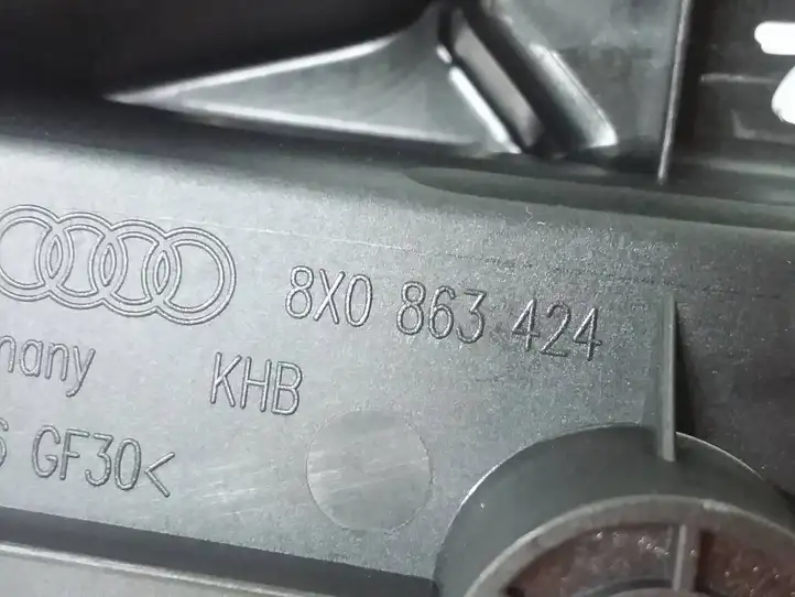 Audi A1 (2010 - 2014) 8X0863424 Держатель шторки — фото 3