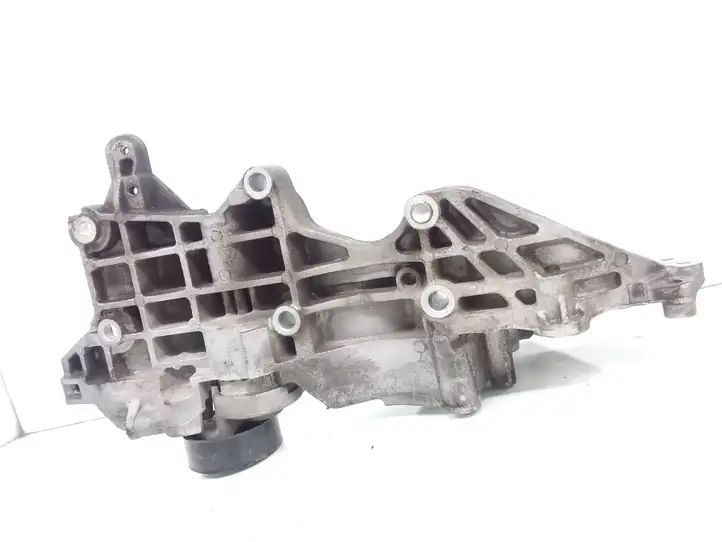 Skoda Octavia Mk2 (1Z) (2004 - 2013) 03L903143K Кронштейн генератора — фото 2