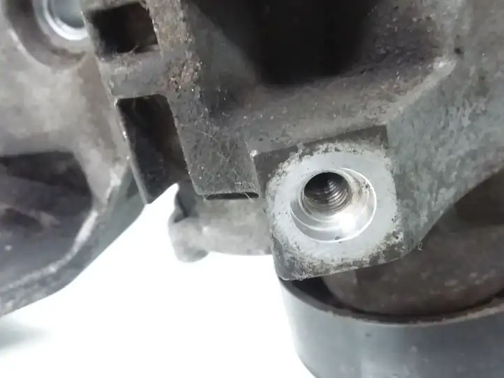 Skoda Octavia Mk2 (1Z) (2004 - 2013) 03L903143K Кронштейн генератора — фото 4