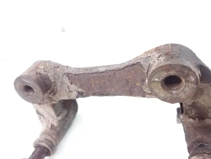 Mazda 6 (2007 - 2009) Скоба заднего тормозного суппорта — фото 2