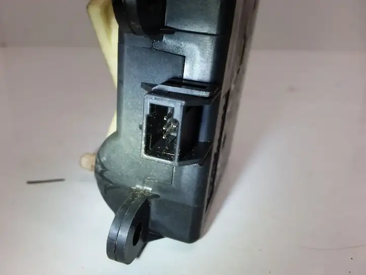 Nissan Primera (2001 - 2008) 3T05030820 Двигатель задвижки потока воздуха — фото 5