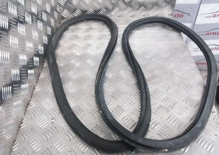Audi Q3 8U (2011 - 2014) Уплотнитель кузова — фото 2