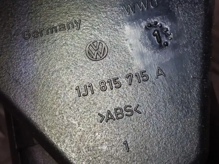 Volkswagen Golf IV (1998 - 2005) 1J1815715A Боковой воздушный дефлектор — фото 3