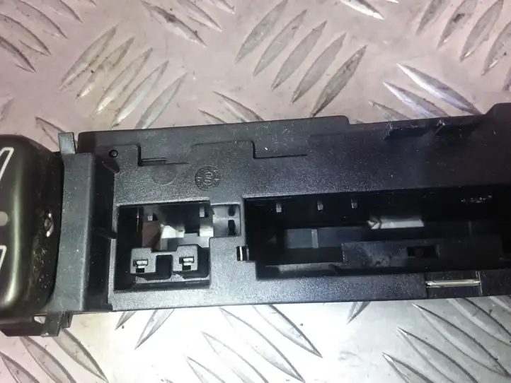 Mercedes-Benz E W210 (1995 - 2002) 2108200151 Включатель обогрева — фото 3