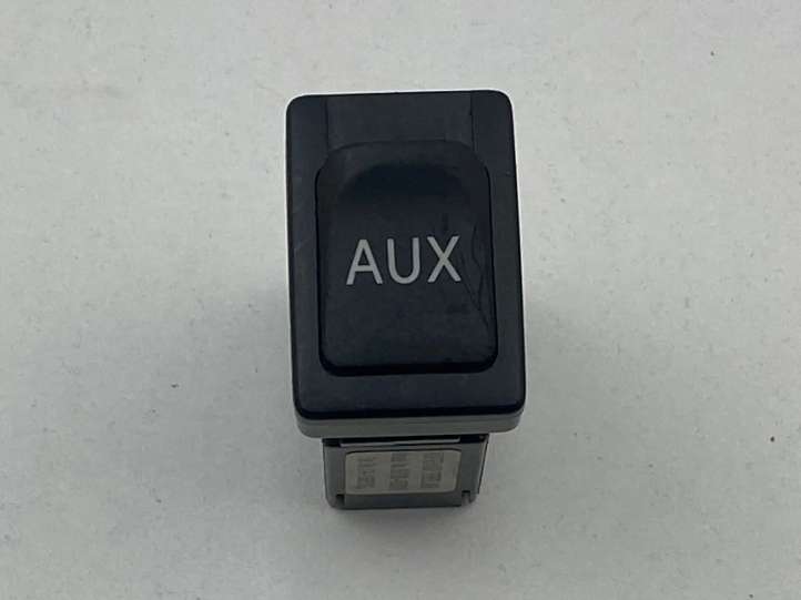 8619005010 Toyota Avensis T270 AUX jungtis