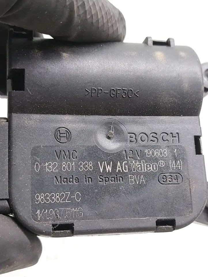 Audi A3/S3 8L (2000 - 2003) 1K1907511G Двигатель задвижки потока воздуха — фото 3