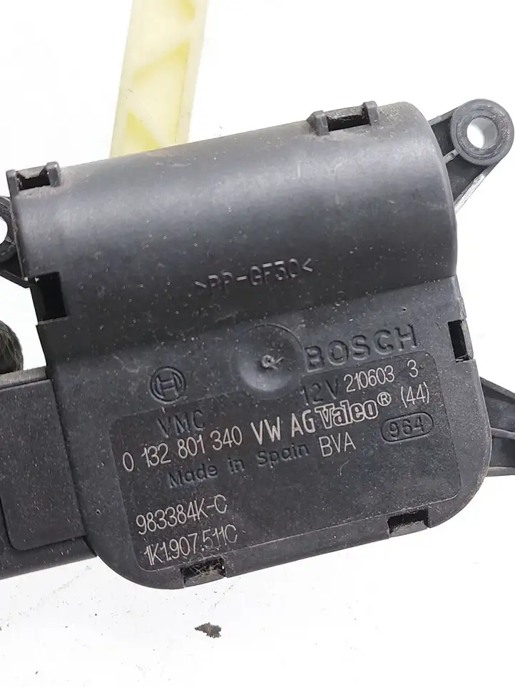 Audi A3/S3 8L (2000 - 2003) 1K1907511C Двигатель задвижки потока воздуха — фото 3